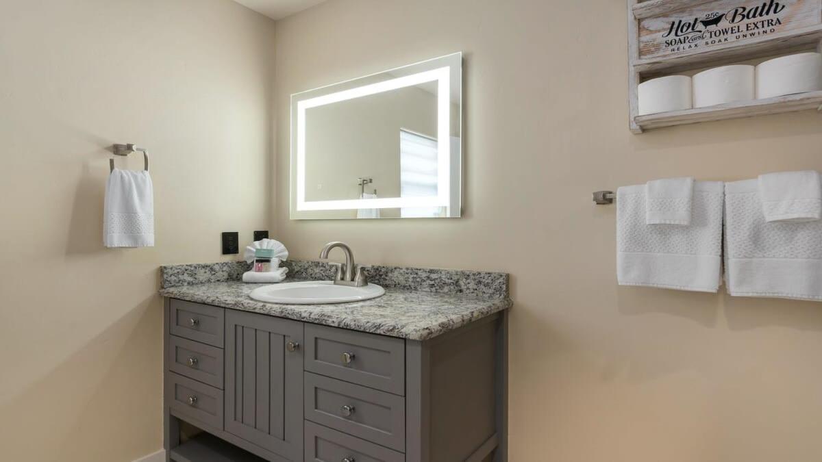Blumenhaus Sleeps 6 Full Kitchen Plus Hot Tub Fredericksburg Kültér fotó