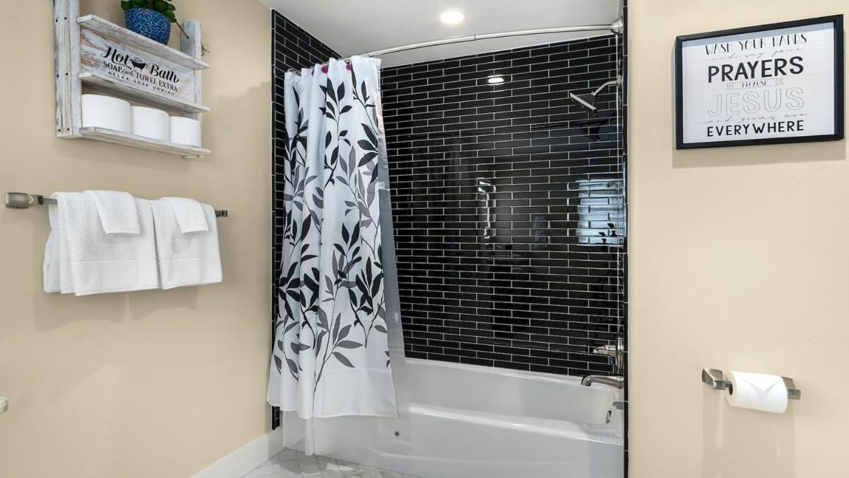 Blumenhaus Sleeps 6 Full Kitchen Plus Hot Tub Fredericksburg Kültér fotó