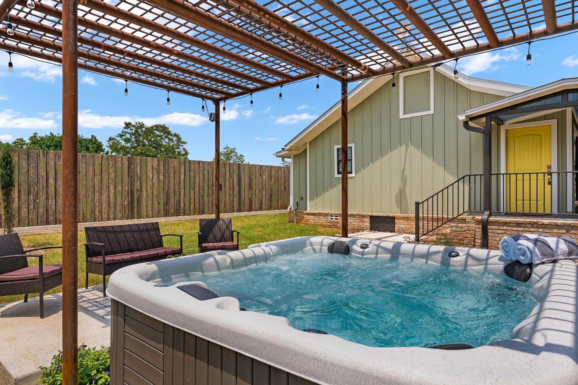 Blumenhaus Sleeps 6 Full Kitchen Plus Hot Tub Fredericksburg Kültér fotó